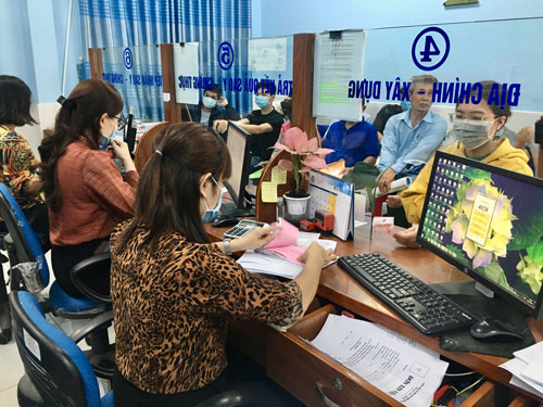 Quá tải giải quyết hồ sơ hành chính: Cán bộ thêm việc, người dân thêm giờ chờ