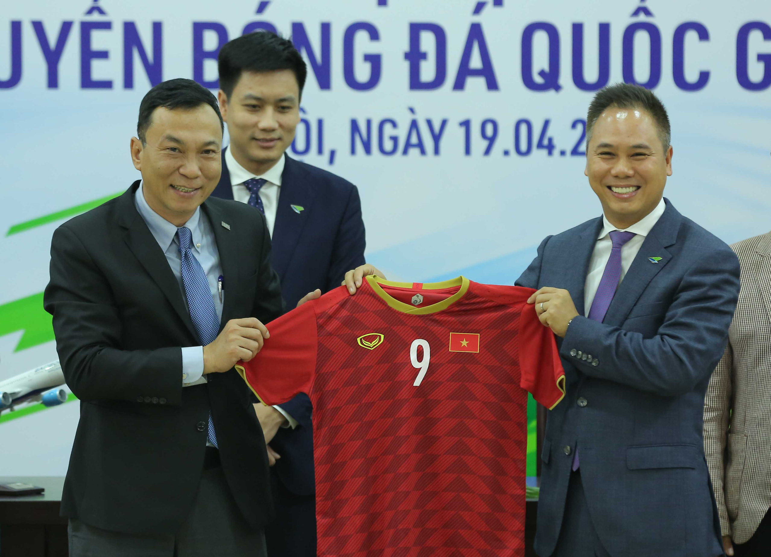 C&aacute;c đội tuyển b&oacute;ng đ&aacute; Quốc gia Việt Nam c&oacute; nh&agrave; t&agrave;i trợ vận chuyển đường kh&ocirc;ng - Ảnh 8.