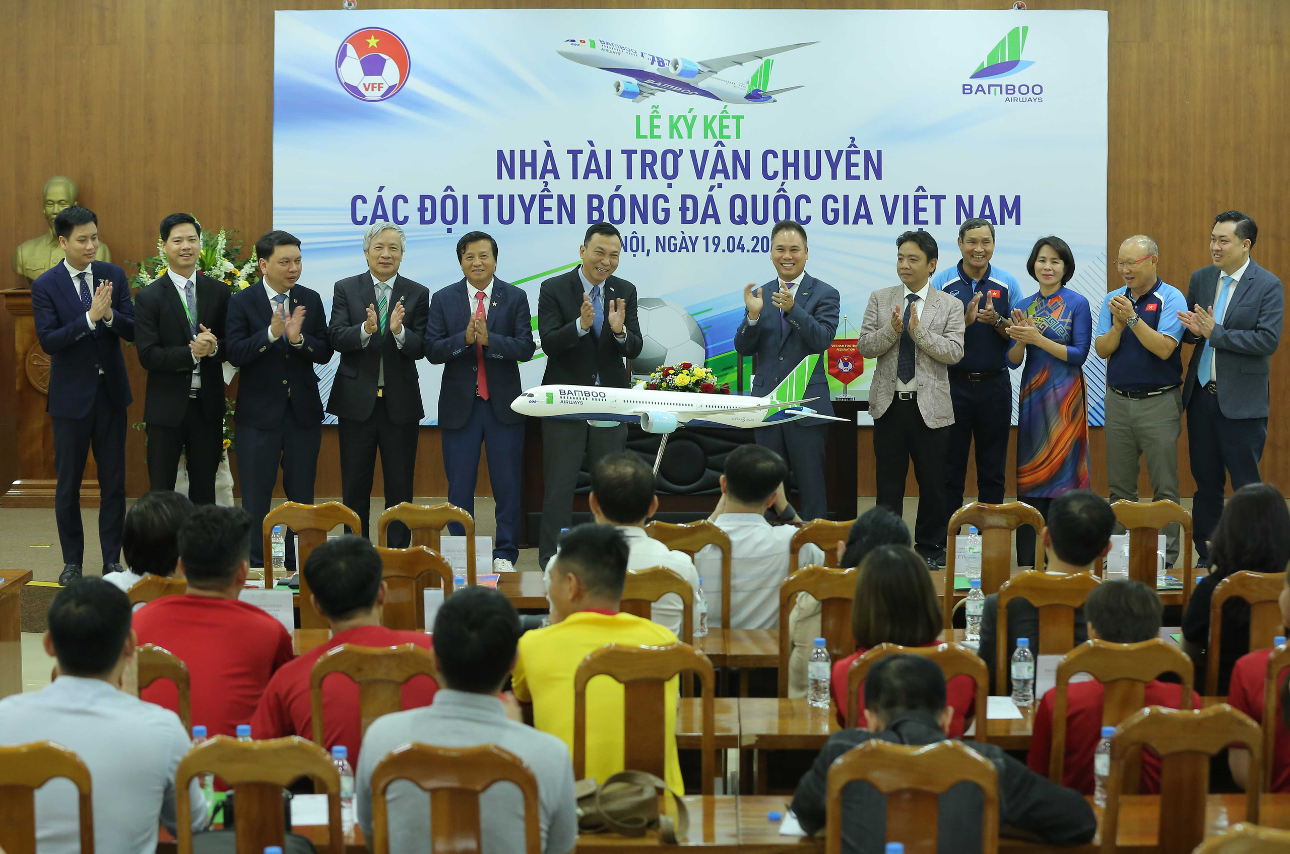 C&aacute;c đội tuyển b&oacute;ng đ&aacute; Quốc gia Việt Nam c&oacute; nh&agrave; t&agrave;i trợ vận chuyển đường kh&ocirc;ng - Ảnh 9.