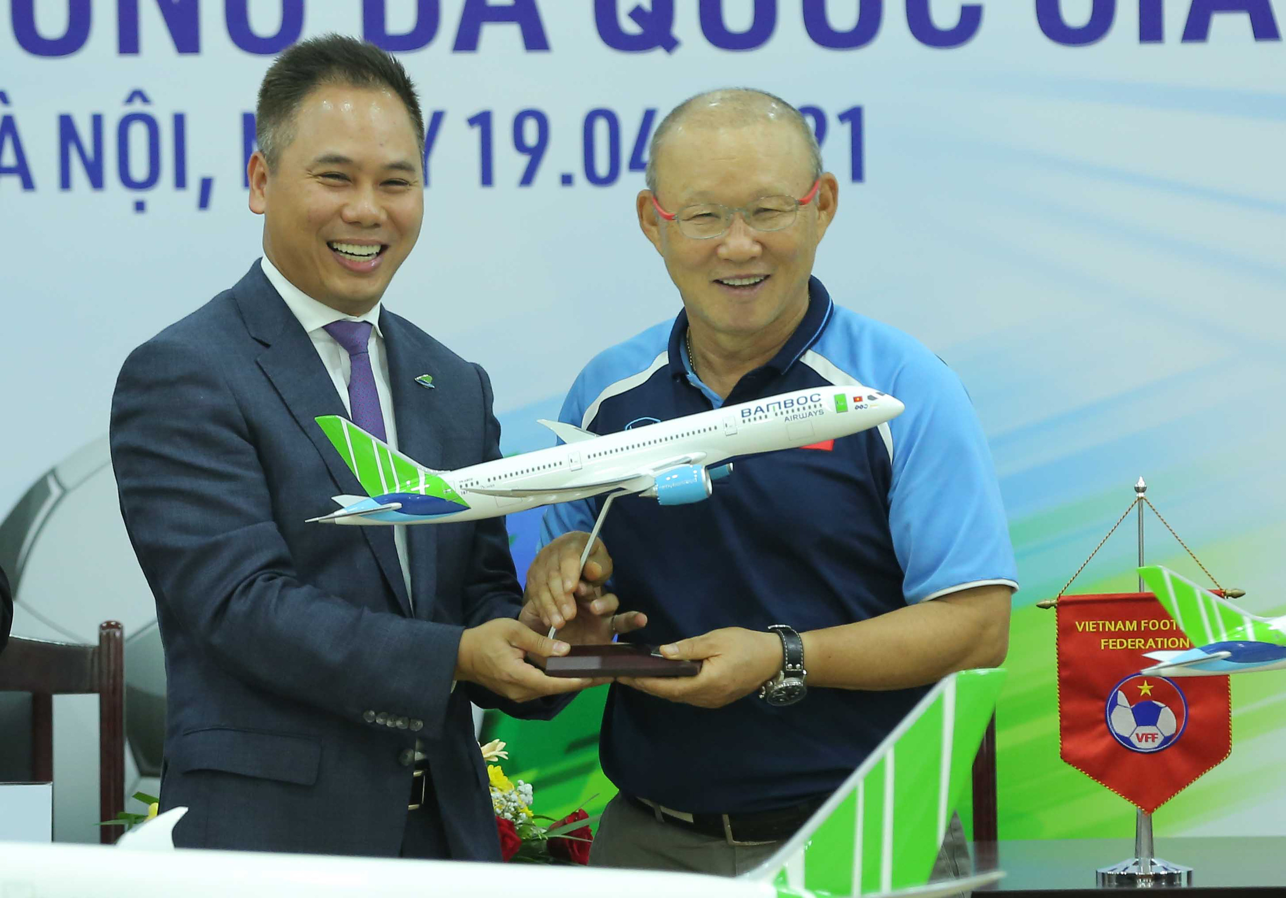 C&aacute;c đội tuyển b&oacute;ng đ&aacute; Quốc gia Việt Nam c&oacute; nh&agrave; t&agrave;i trợ vận chuyển đường kh&ocirc;ng - Ảnh 10.