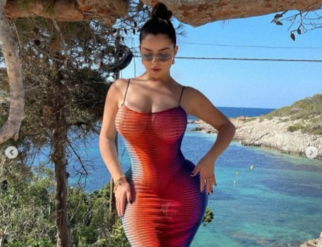 Demi Rose “bốc lửa” với vòng ba ấn tượng