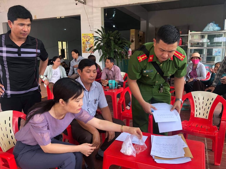 Ăn nhầm bả ch&oacute; h&igrave;nh vi&ecirc;n kẹo, 1 ch&aacute;u b&eacute; tử vong, 1 cấp cứu - Ảnh 1.