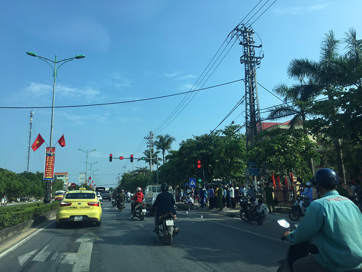 Đứng chờ đèn đỏ, 1 phụ nữ bị ôtô tông chết