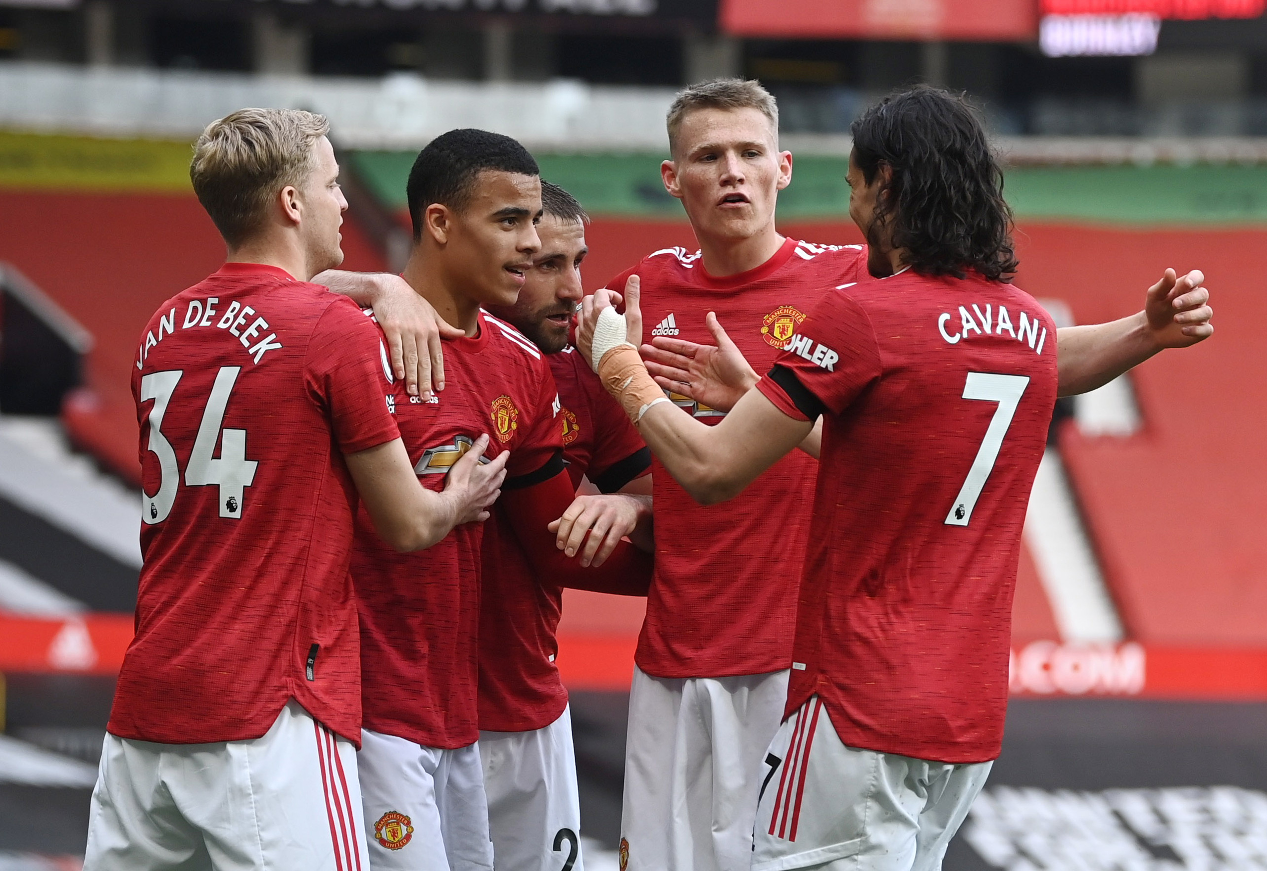 Vùi dập Burnley, Man United mơ soán ngôi Man City