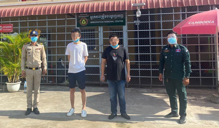 Covid-19: Campuchia bắt giữ 2 người Trung Quốc giả nhân viên y tế