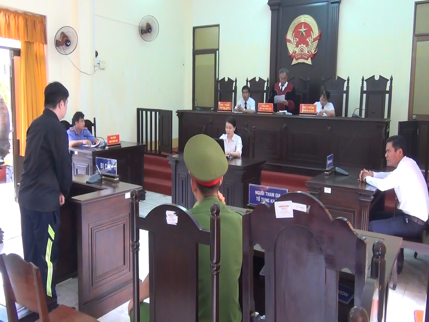 CLIP: Em vợ đâm chết anh rể ở Phú Quốc rồi mang súng nộp công an - Ảnh 3.