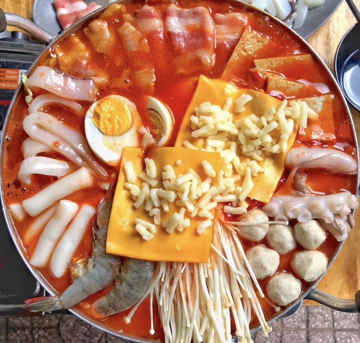 Thưởng thức hương vị lẩu c&aacute;c quốc gia ở TP.HCM - Ảnh 5.