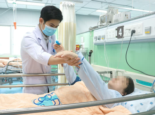 Mổ khẩn cứu con trước, cứu mẹ đang mong manh sự sống - Ảnh 1.