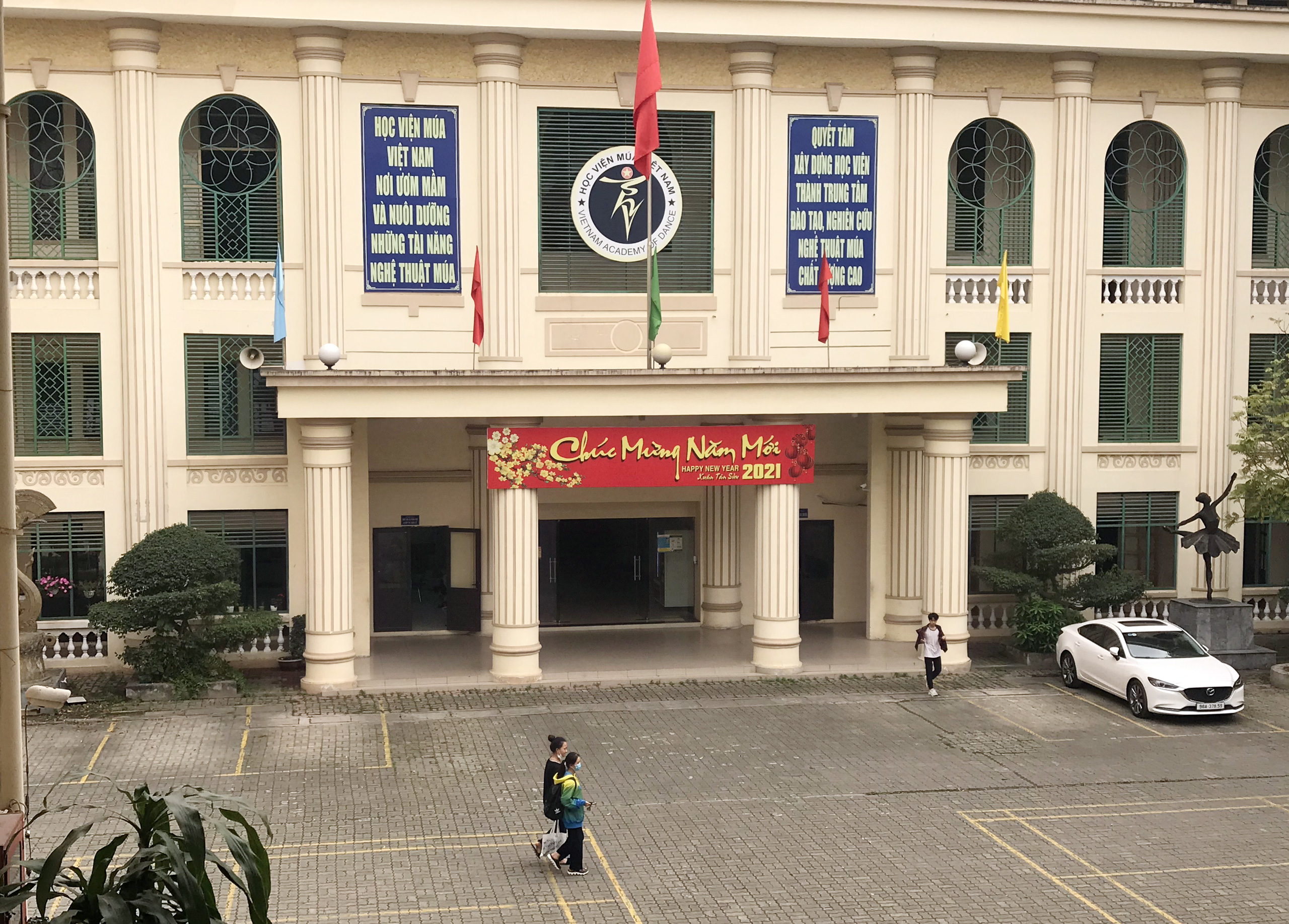 Bộ GD-ĐT lên tiếng việc hàng trăm học viên trường múa kêu cứu