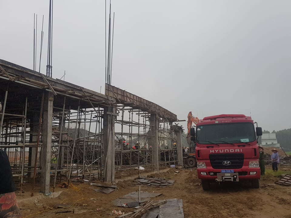 Giàn giáo bất ngờ đổ sập đè 2 công nhân tử vong - Ảnh 2.