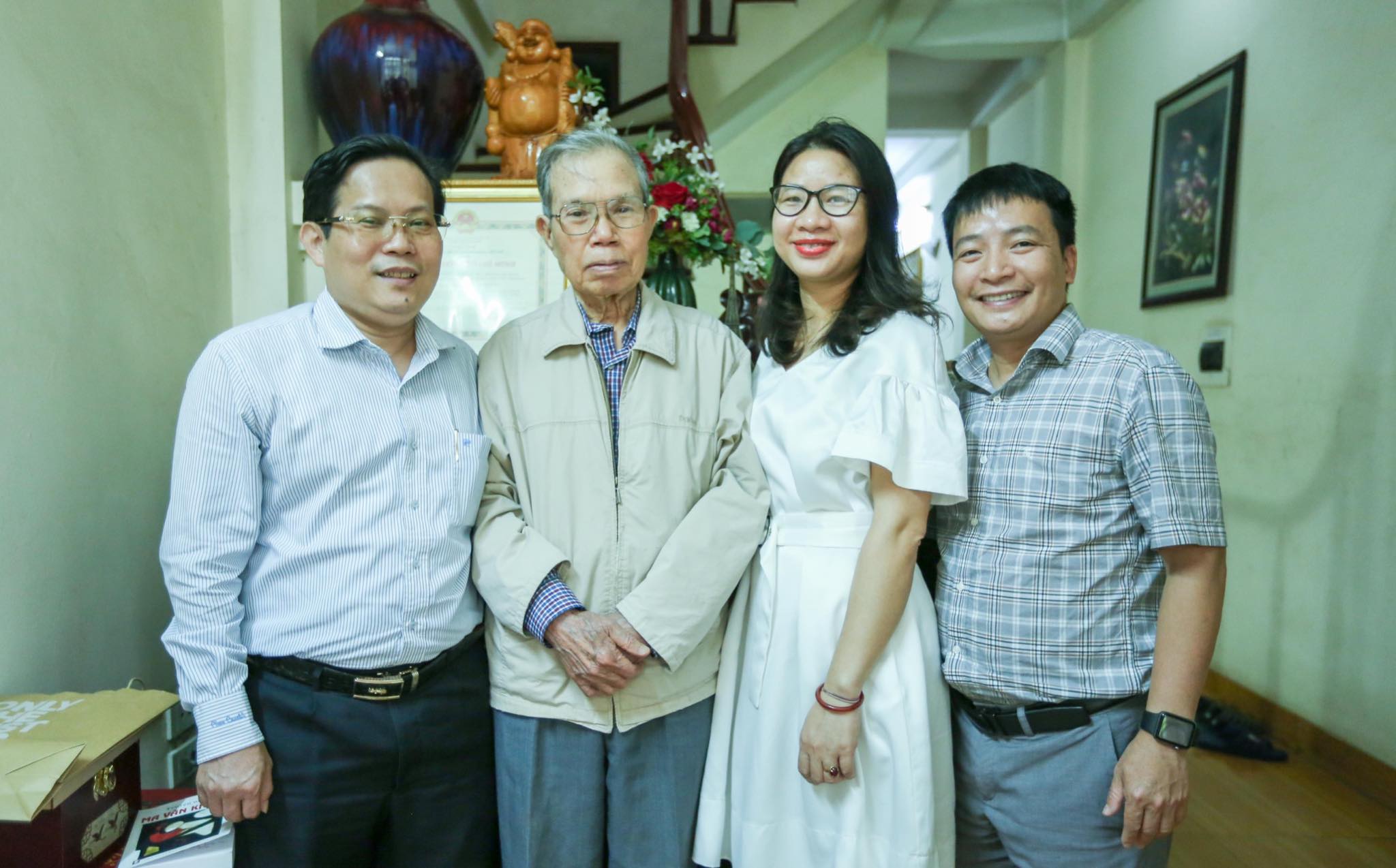 Mai V&agrave;ng nh&acirc;n &aacute;i thăm nh&agrave; văn Ma Văn Kh&aacute;ng, Nguyễn Khắc Trường v&agrave; thắp hương tưởng nhớ nh&agrave; văn Nguyễn Huy Thiệp - Ảnh 3.