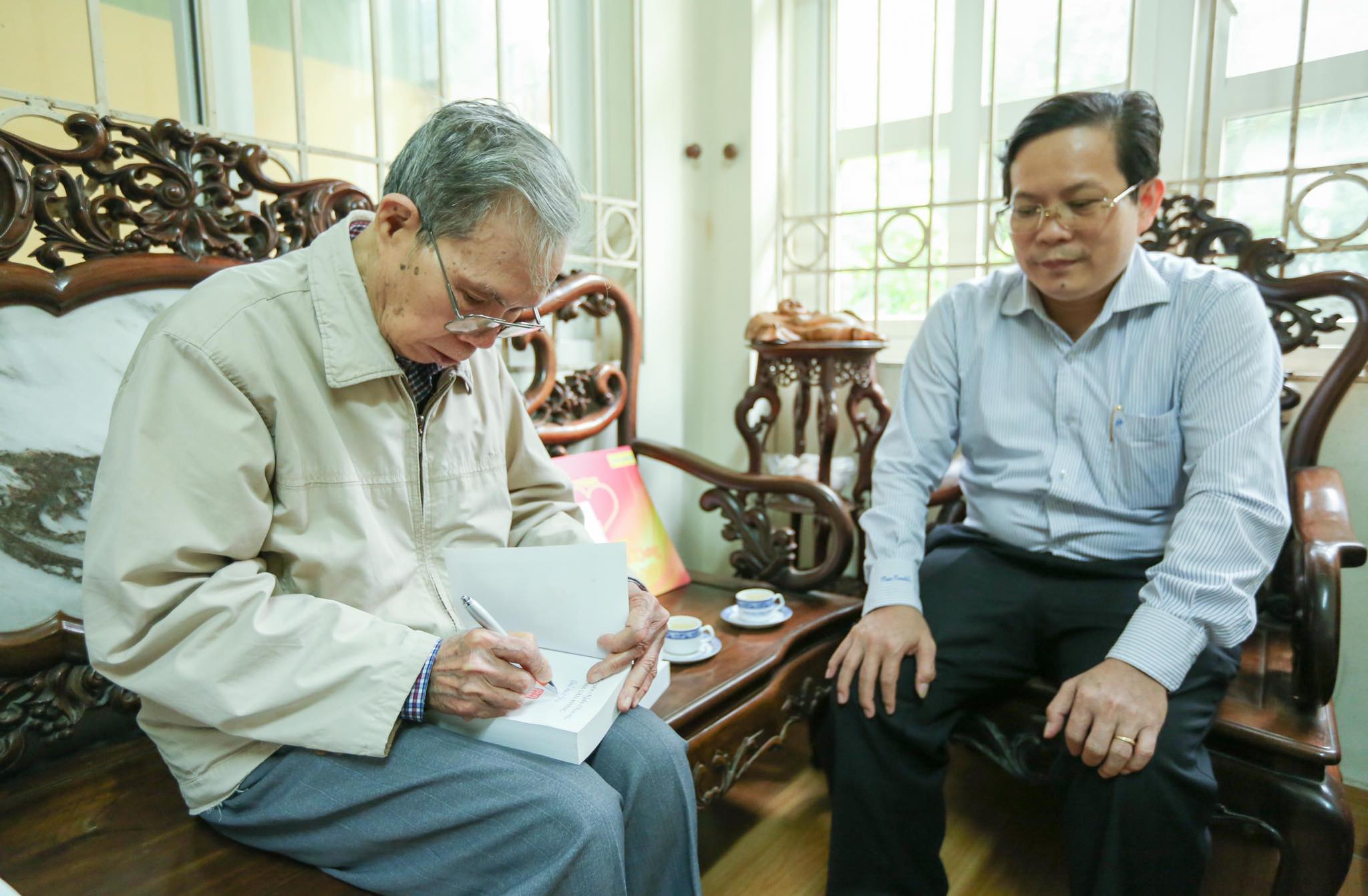 Mai V&agrave;ng nh&acirc;n &aacute;i thăm nh&agrave; văn Ma Văn Kh&aacute;ng, Nguyễn Khắc Trường v&agrave; thắp hương tưởng nhớ nh&agrave; văn Nguyễn Huy Thiệp - Ảnh 4.