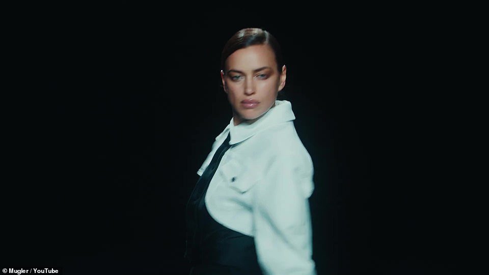 Si&ecirc;u mẫu Bella Hadid, Irina Shayk khoe vẻ gợi cảm  - Ảnh 11.