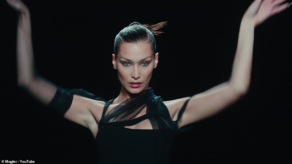 Siêu mẫu Bella Hadid, Irina Shayk khoe vẻ gợi cảm
