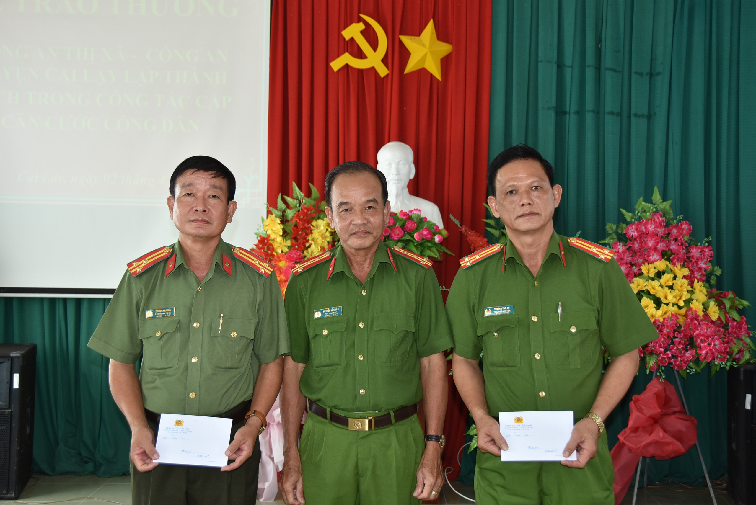 CLIP: Công an Tiền Giang khen thưởng 3 tập thể cấp căn cước công dân