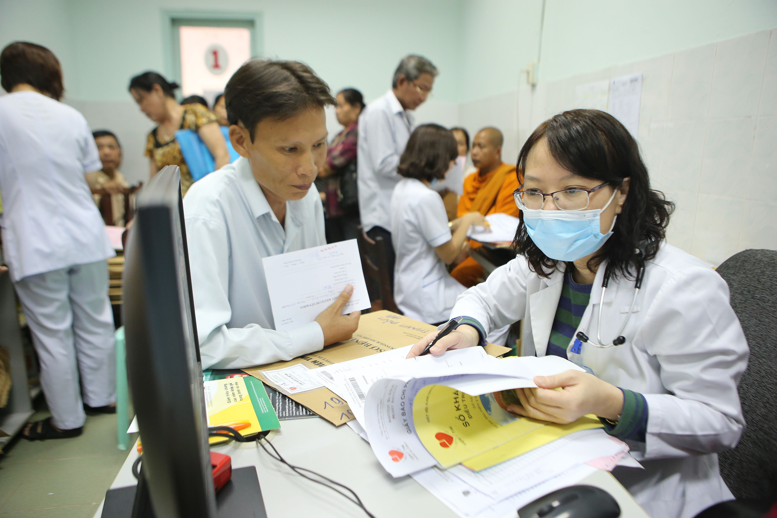 Những quy định về số lần, chi ph&iacute; thanh to&aacute;n kh&aacute;m chữa bệnh bảo hiểm y tế trong th&aacute;ng - Ảnh 2.