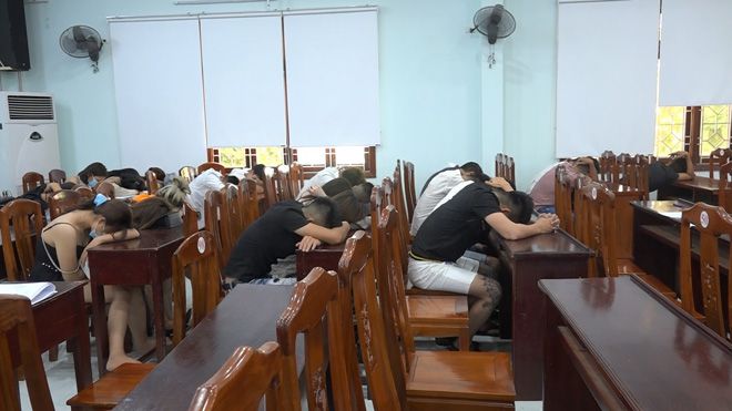 Ph&aacute;t hiện 52 nam, nữ đến ph&ograve;ng karaoke dự sinh nhật bạn bằng &ldquo;tiệc ma t&uacute;y&rdquo; - Ảnh 1.