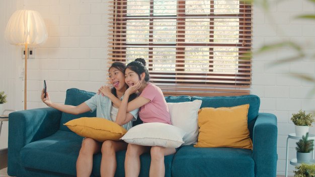 Làm gì khi con yêu bạn cùng giới? - Ảnh 2.