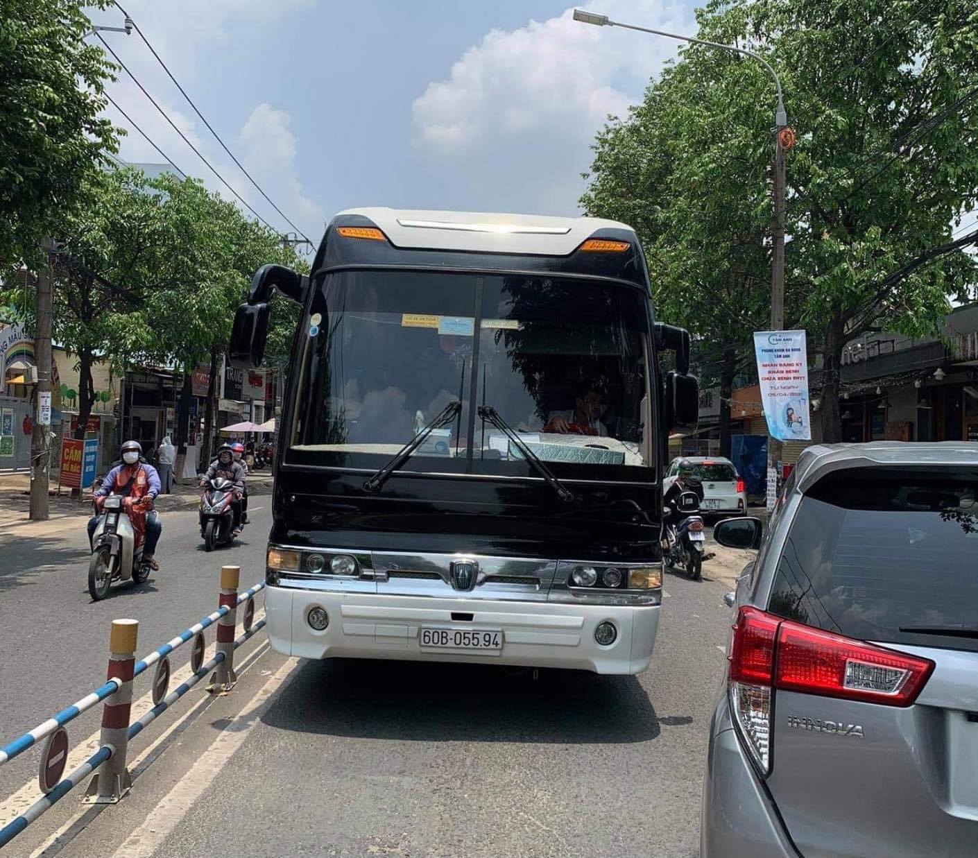 T&agrave;i xế &ocirc; t&ocirc; kh&aacute;ch liều lĩnh chạy ngược chiều ở con đường đ&ocirc;ng nhất Bi&ecirc;n H&ograve;a - Ảnh 2.