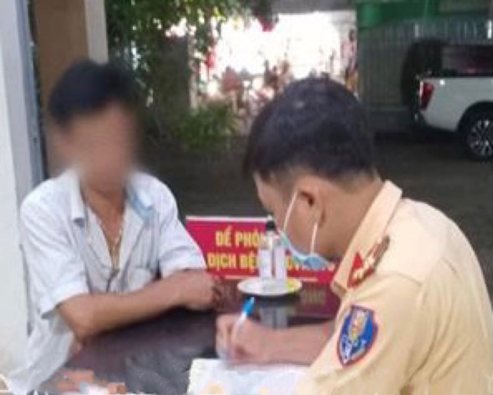 T&agrave;i xế &ocirc; t&ocirc; kh&aacute;ch liều lĩnh chạy ngược chiều ở con đường đ&ocirc;ng nhất Bi&ecirc;n H&ograve;a - Ảnh 3.