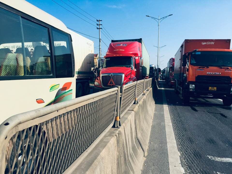 Tai nạn nghi&ecirc;m trọng tr&ecirc;n cầu Gianh, 2 người thương vong, &aacute;ch tắc nhiều giờ - Ảnh 3.