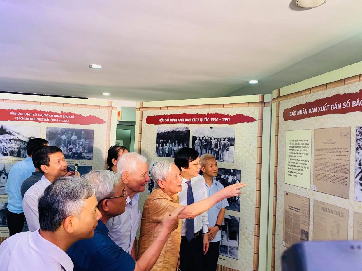 Trưng b&agrave;y, tọa đ&agrave;m b&aacute;o ch&iacute; Việt Nam 1946-1954: Từ H&agrave; Nội đến chiến khu Việt Bắc - Ảnh 1.