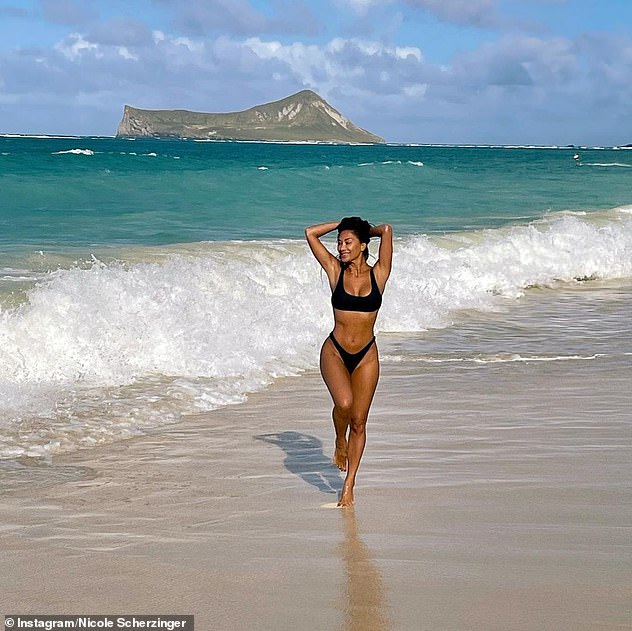Ca sĩ Nicole Scherzinger quyến rũ với bikini b&ecirc;n b&atilde;i biển - Ảnh 4.