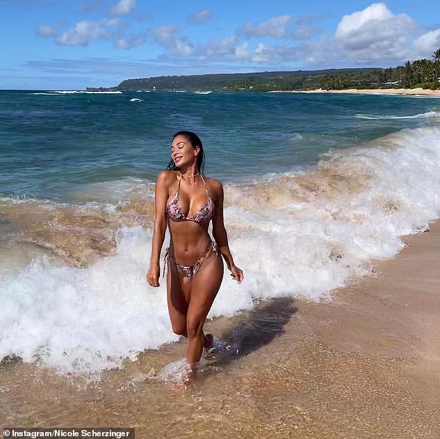 Ca sĩ Nicole Scherzinger quyến rũ với bikini b&ecirc;n b&atilde;i biển - Ảnh 2.