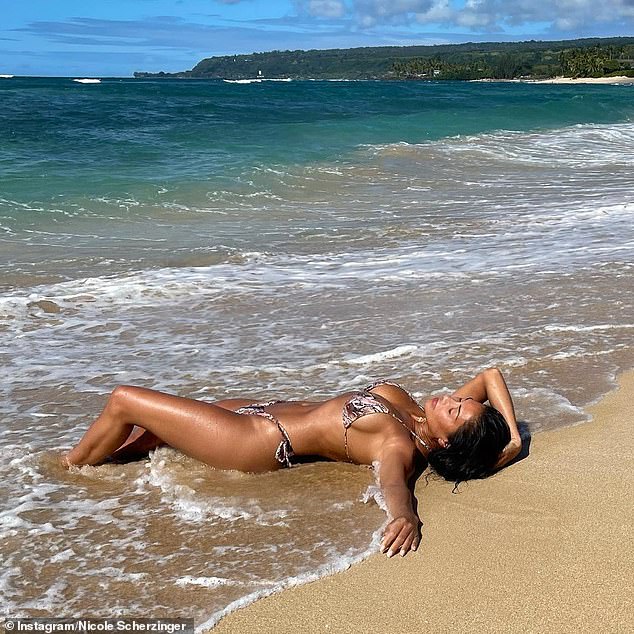 Ca sĩ Nicole Scherzinger quyến rũ với bikini b&ecirc;n b&atilde;i biển - Ảnh 3.