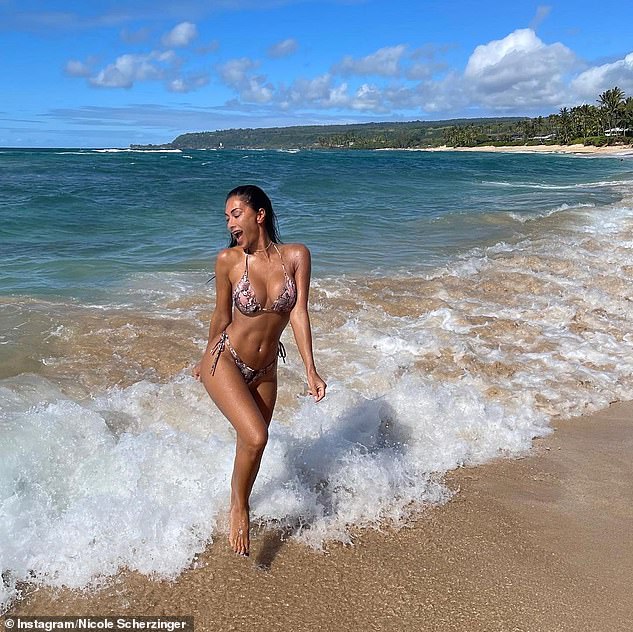 Ca sĩ Nicole Scherzinger quyến rũ với bikini b&ecirc;n b&atilde;i biển - Ảnh 1.