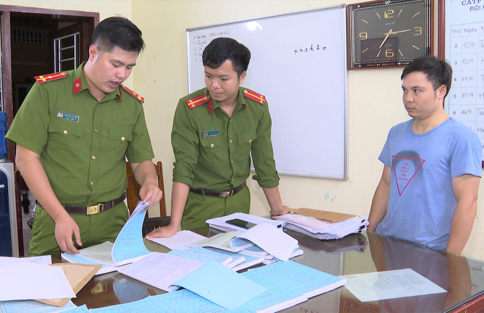 Bắt gi&aacute;m đốc b&aacute;n h&oacute;a đơn khống, thu lời bất ch&iacute;nh hơn 1 tỉ đồng - Ảnh 1.