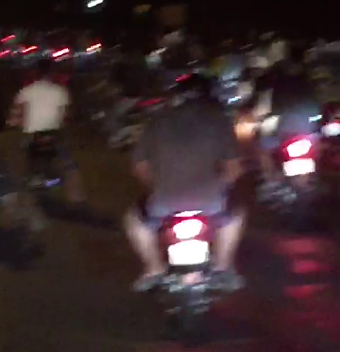 CLIP: H&agrave;ng trăm &ldquo;qu&aacute;i xế&rdquo; n&aacute;o loạn tr&ecirc;n đường dẫn cầu Cần Thơ - Ảnh 5.