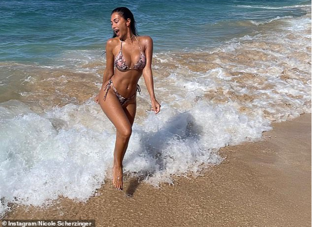 Ca sĩ Nicole Scherzinger quyến rũ với bikini bên bãi biển