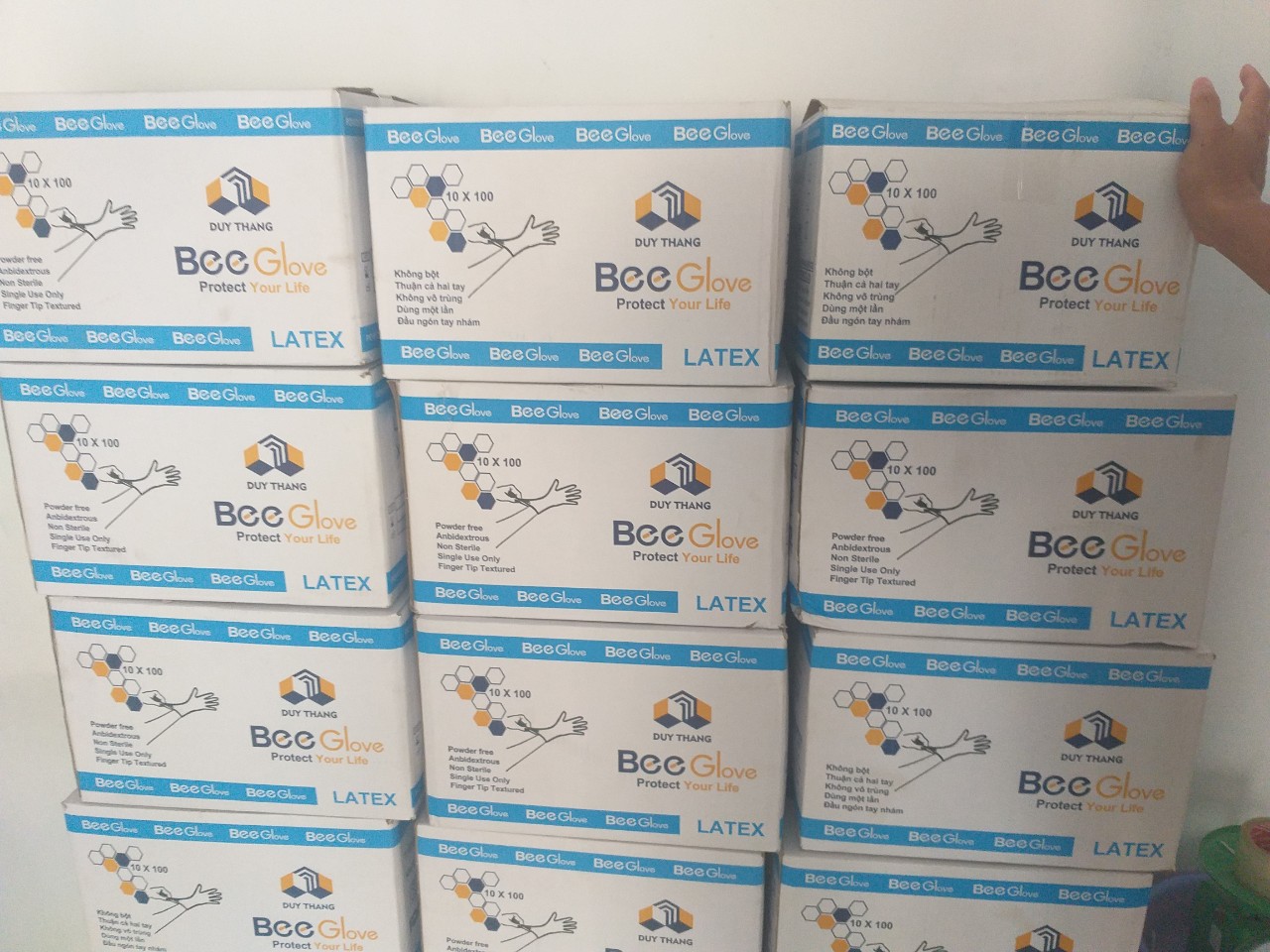 Liên tiếp thu giữ nhiều lô găng tay không rõ nguồn gốc