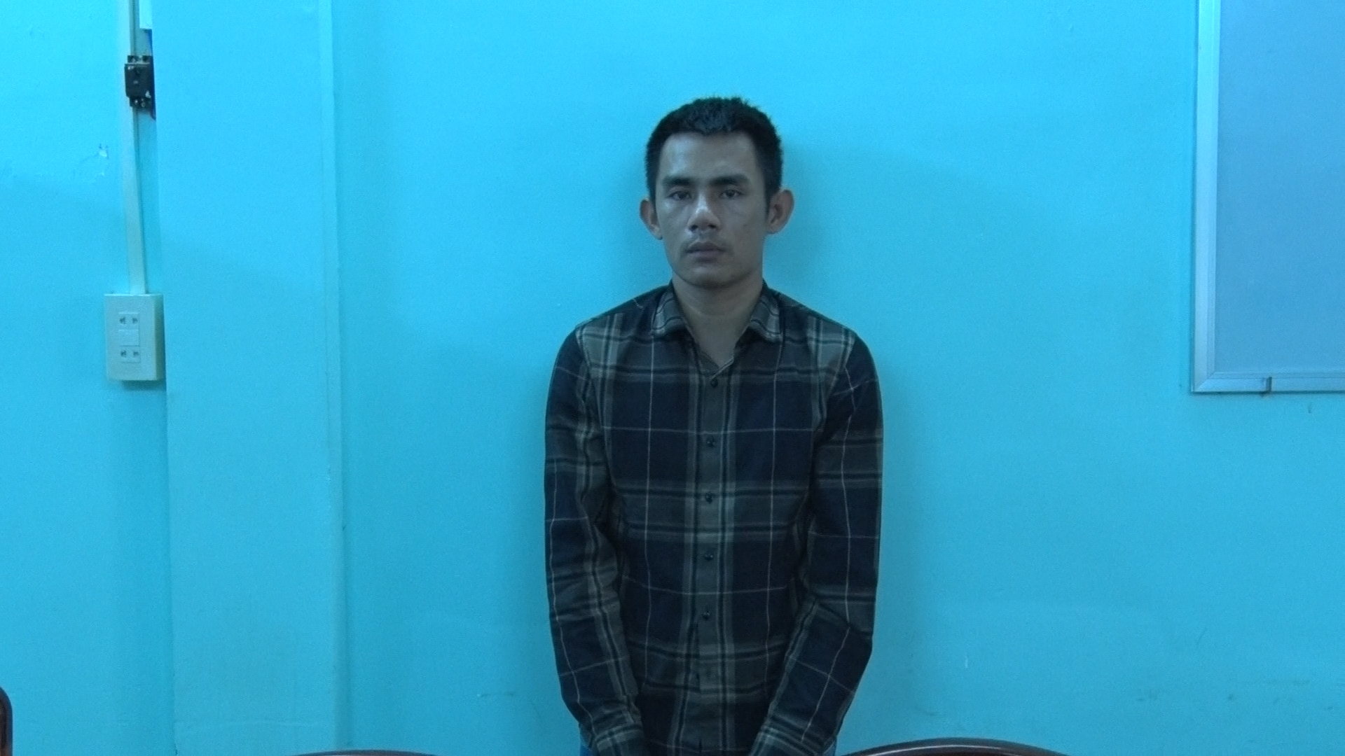 CLIP: Bắt quả tang gã đàn ông từ Ninh Bình vào Kiên Giang làm liều