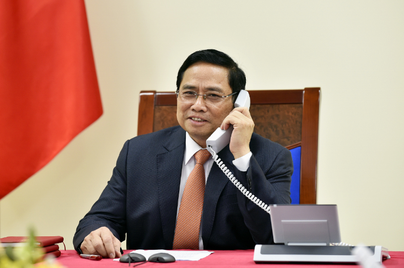 Thủ tướng Phạm Minh Ch&iacute;nh điện đ&agrave;m với Thủ tướng Singapore L&yacute; Hiển Long - Ảnh 1.