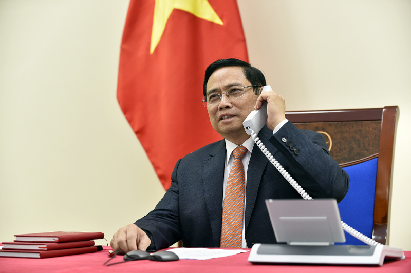 Thủ tướng Phạm Minh Ch&iacute;nh điện đ&agrave;m với Thủ tướng Singapore L&yacute; Hiển Long - Ảnh 2.