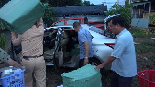 CLIP: Mở niêm phong ôtô gây tai nạn, CSGT phát hiện điều bất ngờ