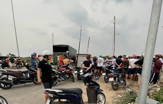 Tụ tập nẹt pô, chuẩn bị đua xe, hàng chục thanh thiếu niên bị CSGT đón lỏng, đưa về đồn - Ảnh 5.