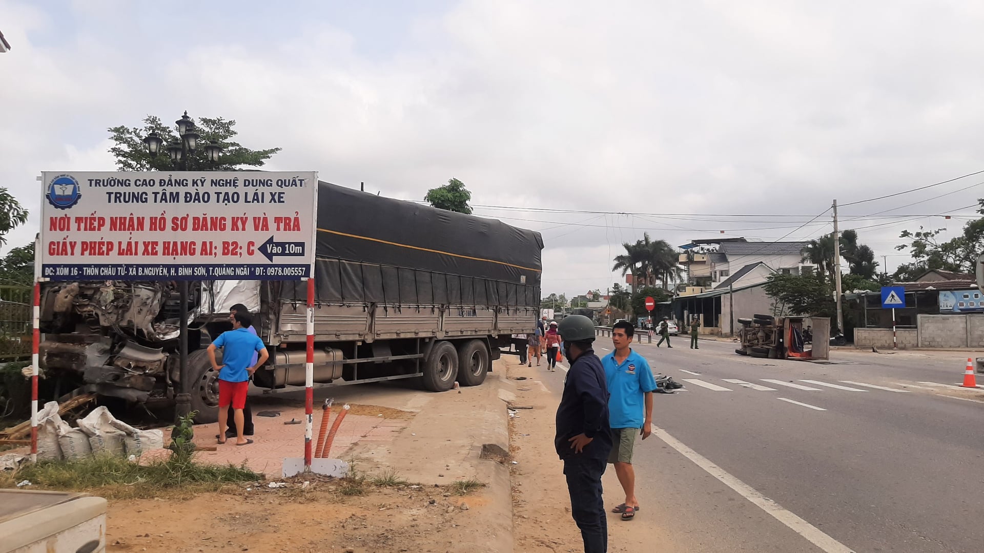 Va chạm giữa 2 xe tải, nhà dân ven đường bị tông sập