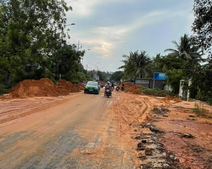Lũ b&ugrave;n đỏ tr&agrave;n ngập tuyến đường du lịch Mũi N&eacute; - Ảnh 4.