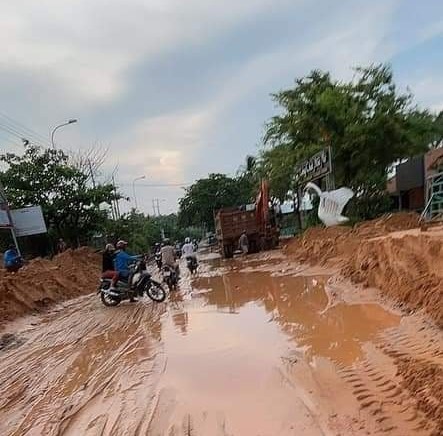 Lũ b&ugrave;n đỏ tr&agrave;n ngập tuyến đường du lịch Mũi N&eacute; - Ảnh 3.