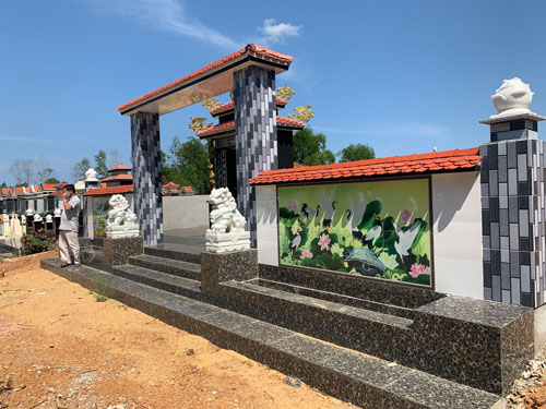 Công khai mua bán đất lâm nghiệp để xây mộ trái phép
