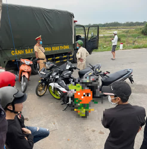 Tụ tập nẹt pô, chuẩn bị đua xe, hàng chục thanh thiếu niên bị CSGT đón lỏng, đưa về đồn - Ảnh 2.
