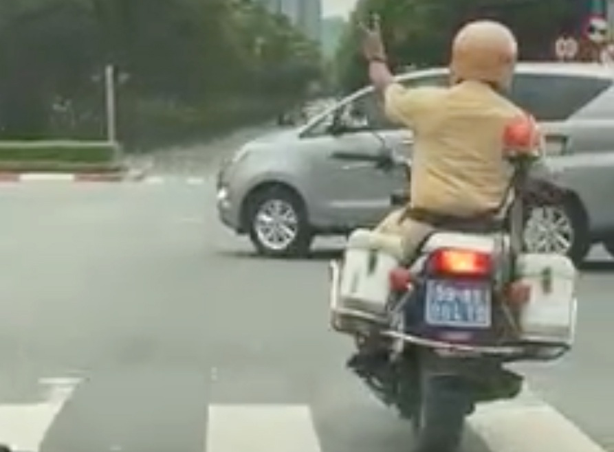 Sự thật CSGT lái mô tô đặc chủng đòi đường ưu tiên cho ôtô biển vàng ở TP HCM - Ảnh 1.