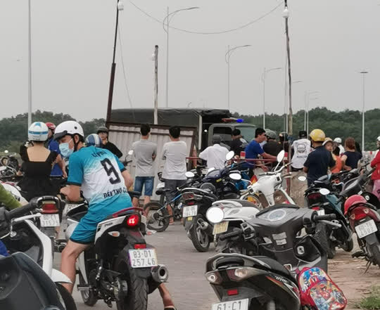 Tụ tập nẹt pô, chuẩn bị đua xe, hàng chục thanh thiếu niên bị CSGT đón lỏng, đưa về đồn - Ảnh 4.