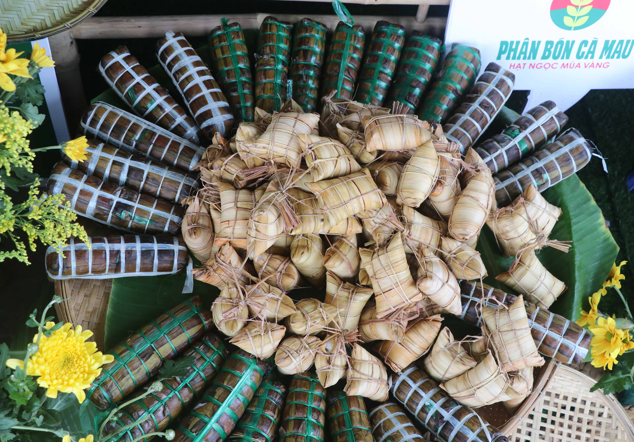 Đặc sắc b&aacute;nh &ldquo;phu th&ecirc;&rdquo; thể hiện chủ quyền biển đảo Việt Nam - Ảnh 2.