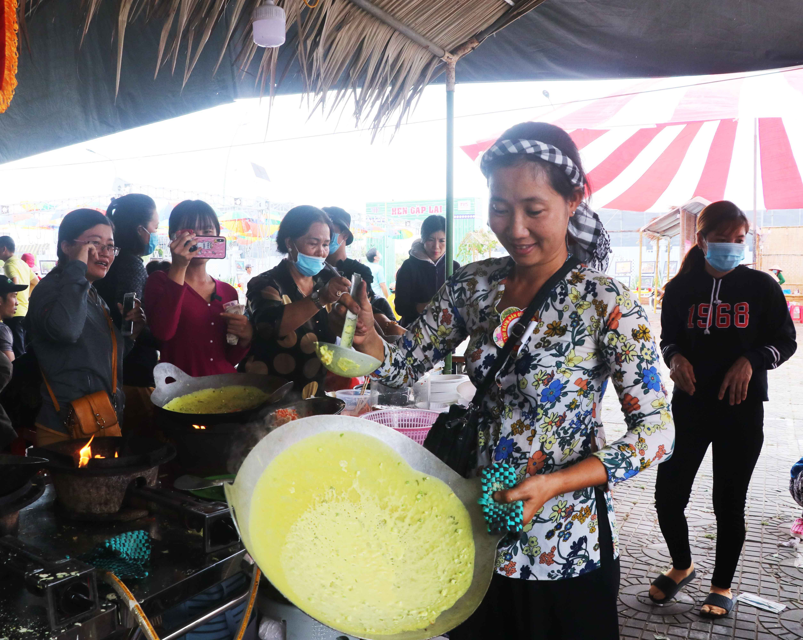 Đặc sắc b&aacute;nh &ldquo;phu th&ecirc;&rdquo; thể hiện chủ quyền biển đảo Việt Nam - Ảnh 9.