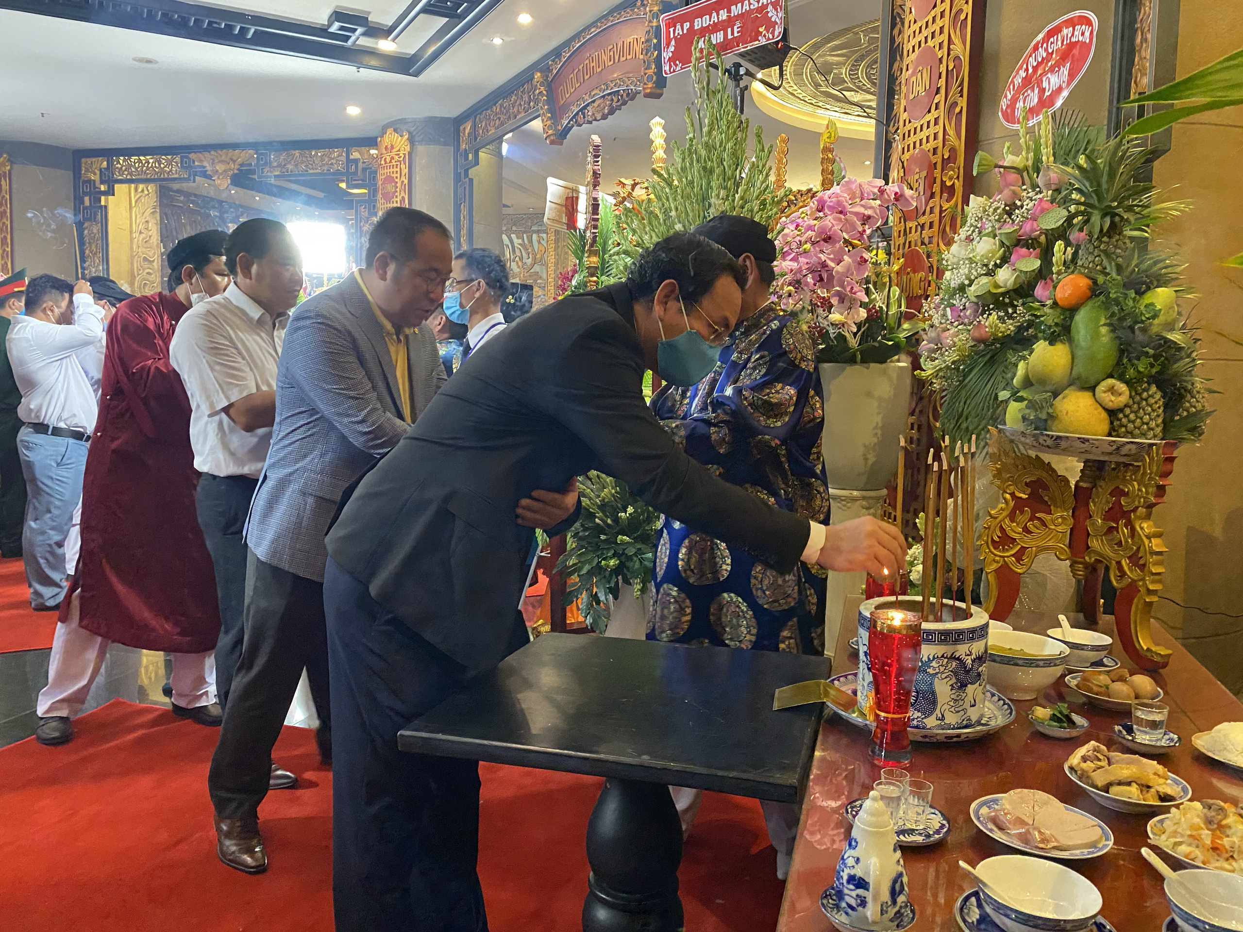 Bí thư Nguyễn Văn Nên dâng hương tại Đền Tưởng niệm các Vua Hùng