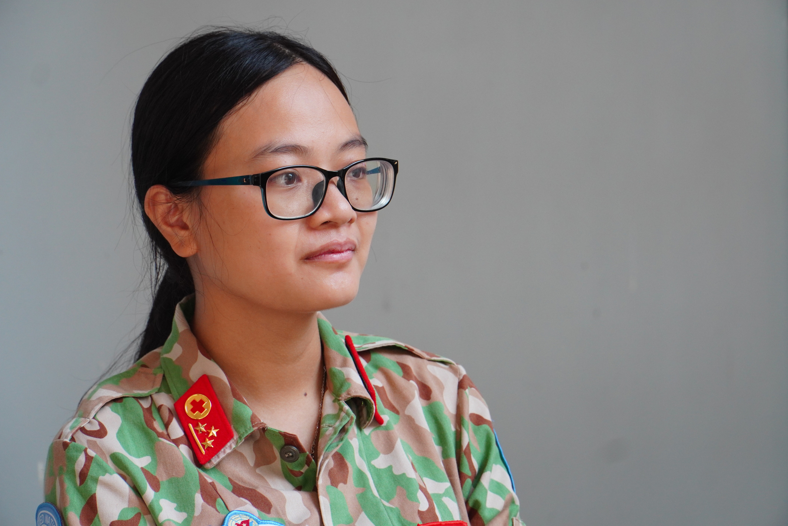 Gác chuyện riêng, vợ chồng mũ nồi xanh lên đường gìn giữ hòa bình - Ảnh 5.
